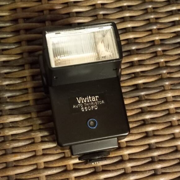 Vivitar 550 FD Speedlite Auto Thyristor Flash Untested Canon Nikon Sony Hotshoe - Picture 1 of 9